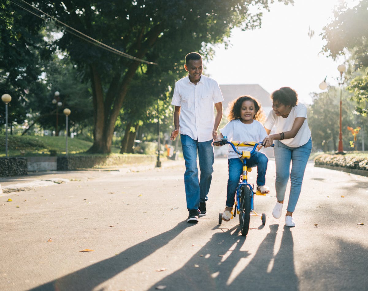 Una familia disfrutando una caminata juntos, protegida por un seguro de salud elegido con SilverEdge